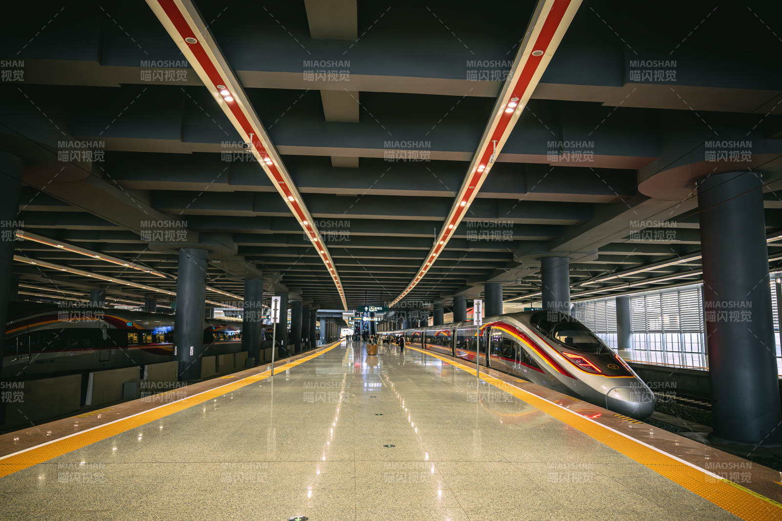 高铁站台静候列车图片