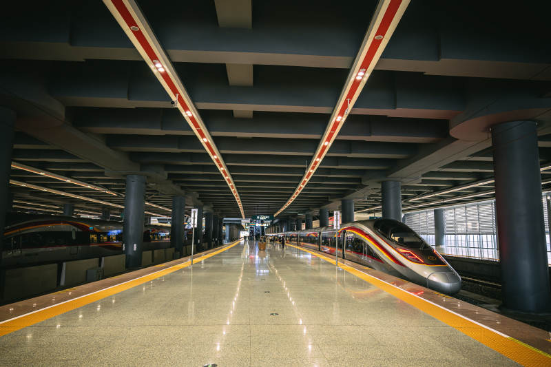 高铁站台静候列车图片