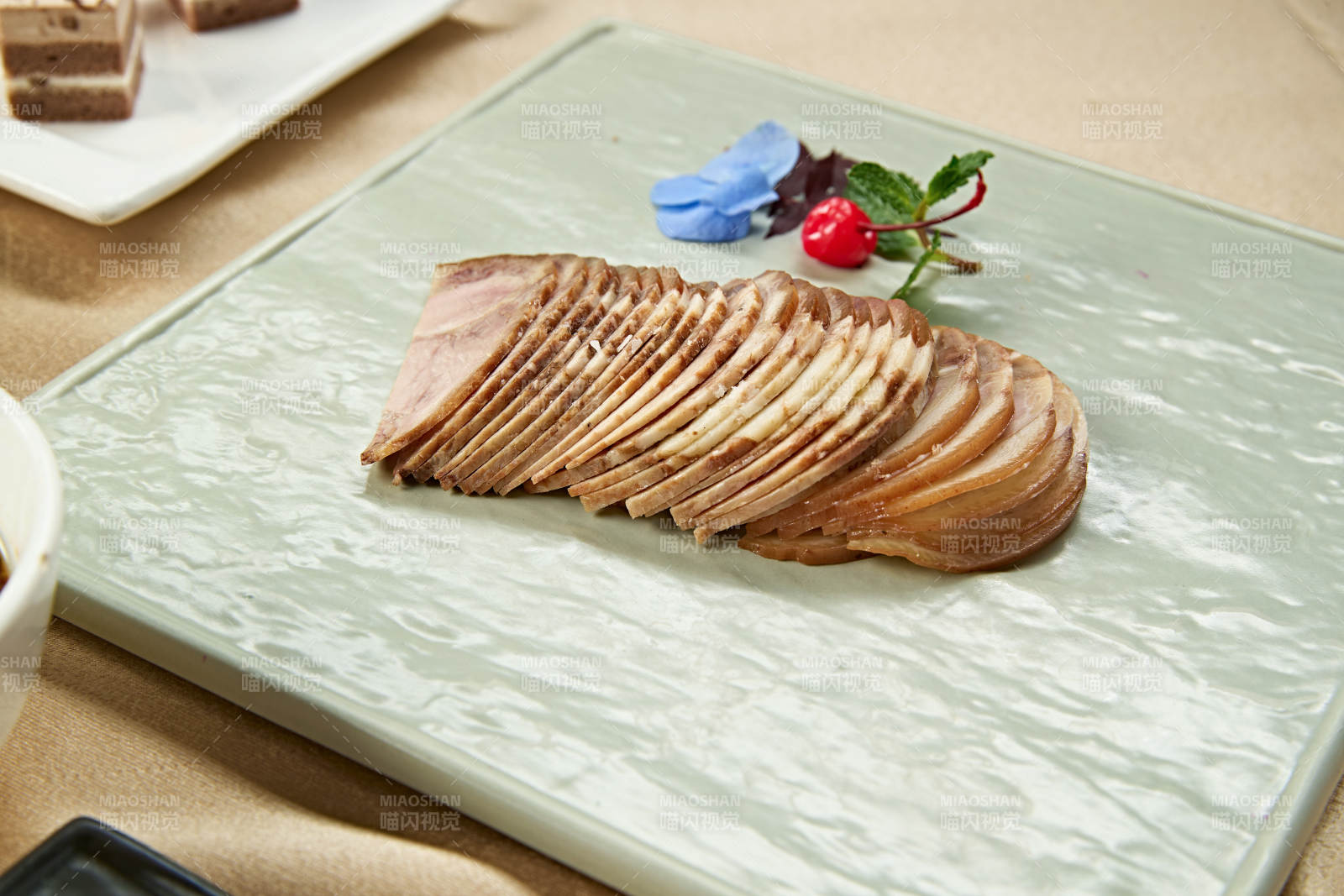 美味凉菜压猪耳丝肘花卷图片