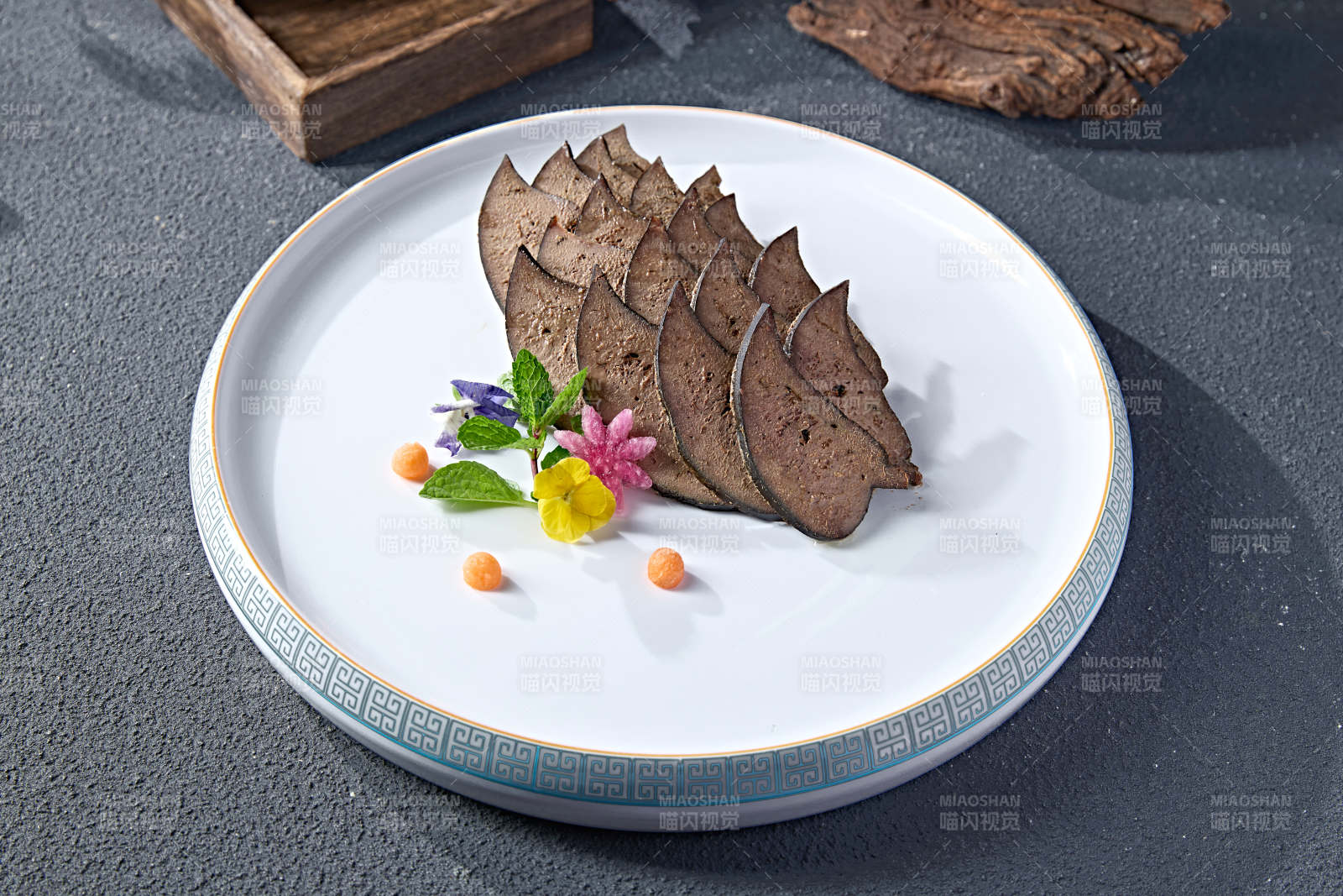 美味中餐凉菜卤味猪肝切片图片