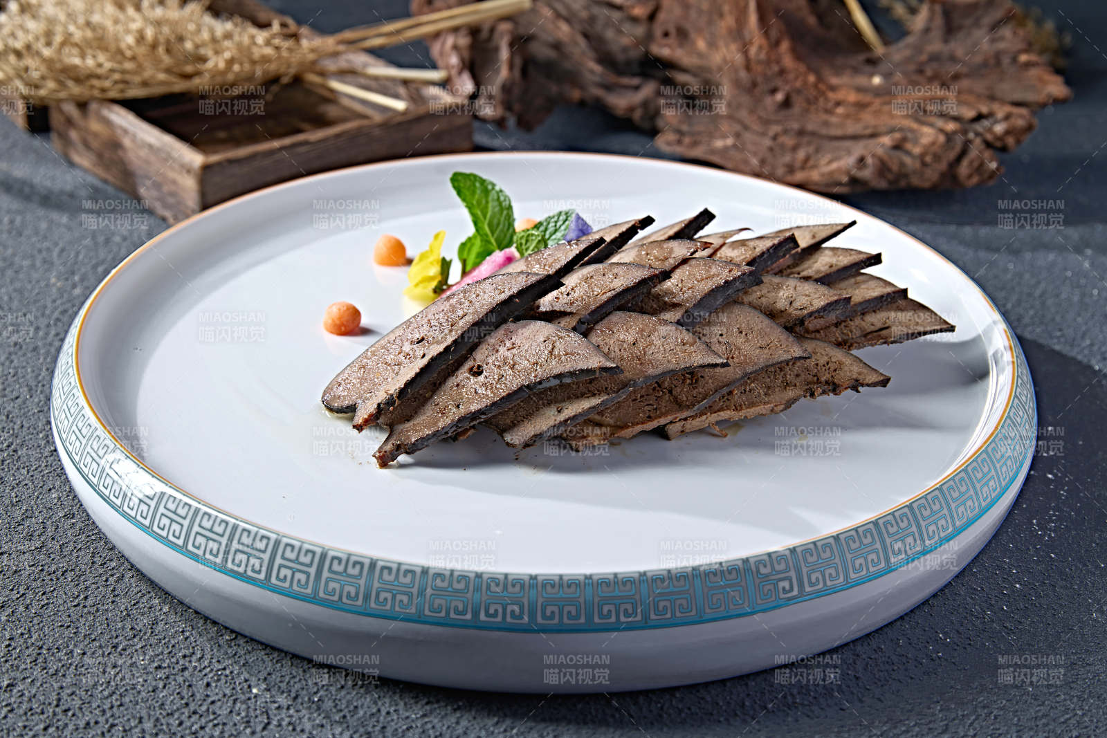 美味中餐凉菜卤味猪肝切片图片