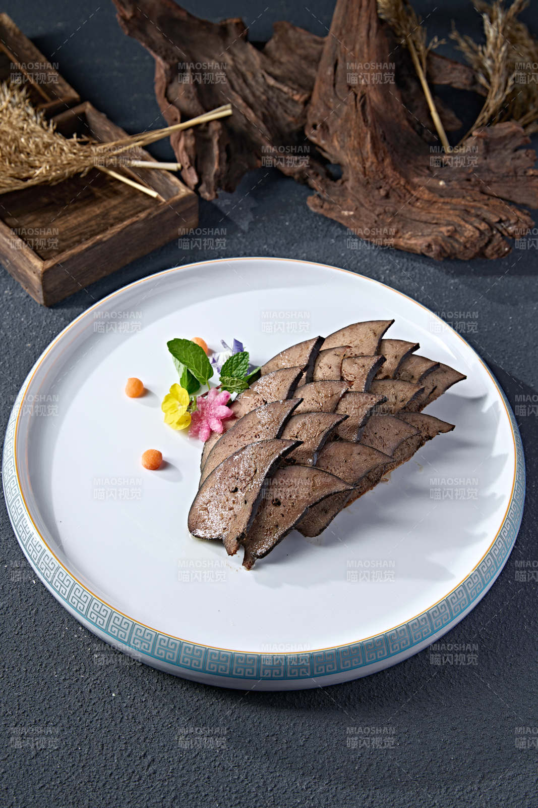 美味中餐凉菜卤味猪肝切片图片