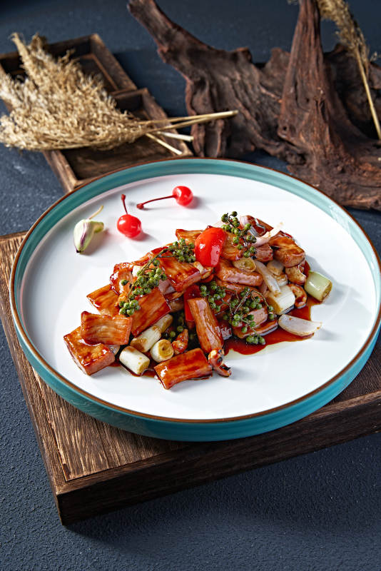 藤椒葱香酱爆猪里脊段图片