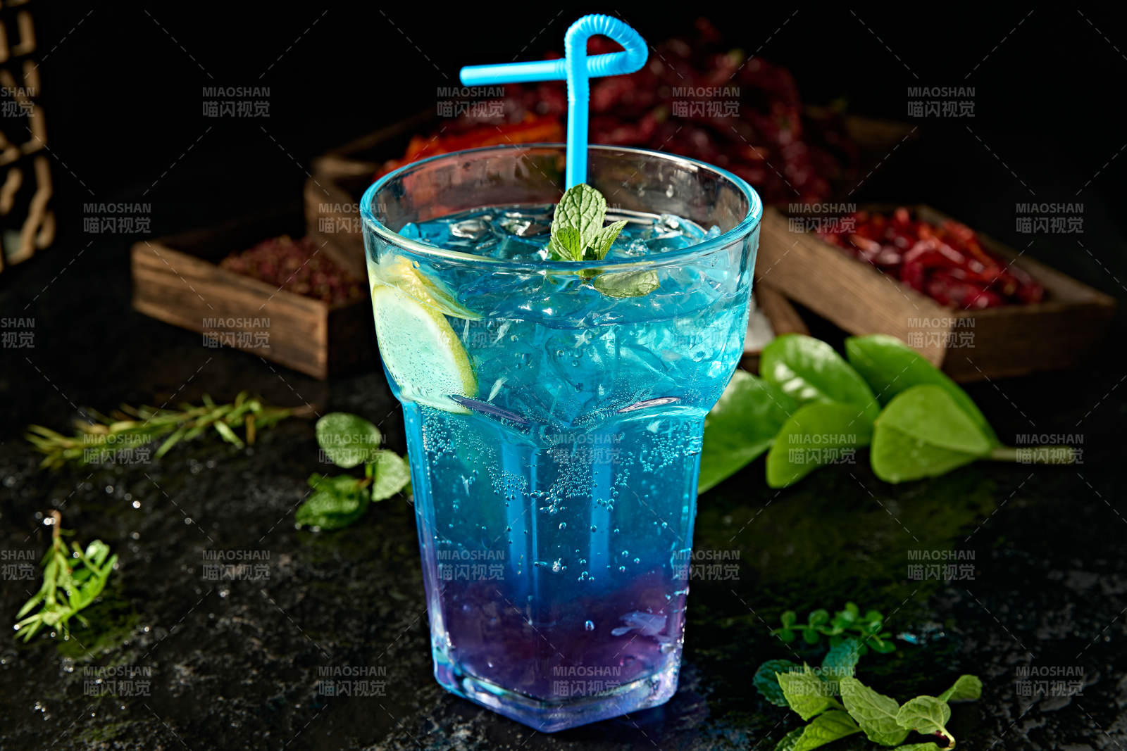 夏季清凉饮料柠檬薄荷蓝色海洋图片