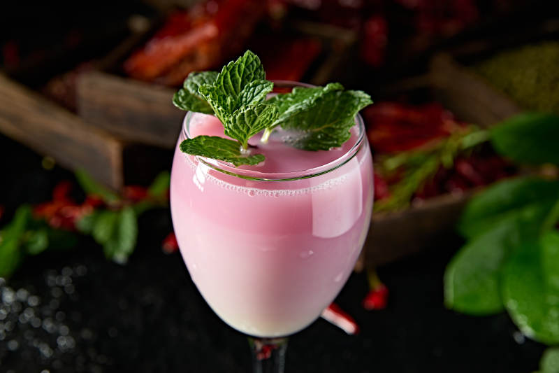 桃子味牛奶百加得调制的粉色回忆鸡尾酒图片