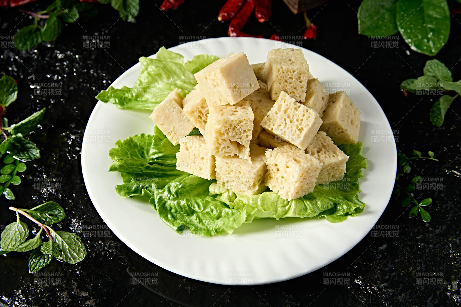 火锅食材一盘冻豆腐切片图片