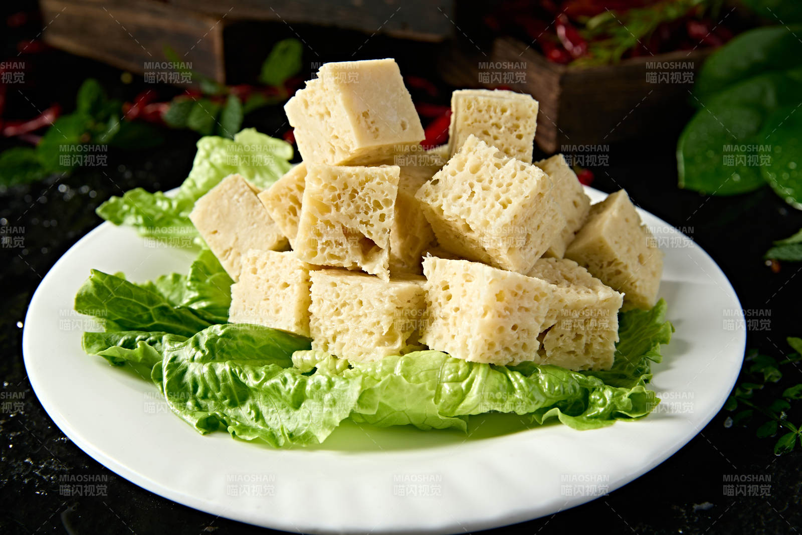 火锅食材一盘冻豆腐切片图片