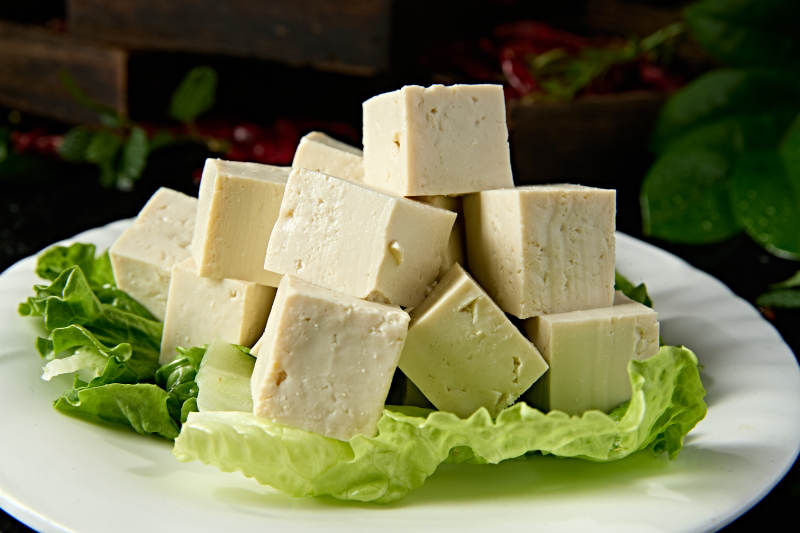 一盘新鲜的嫩豆腐切片图片