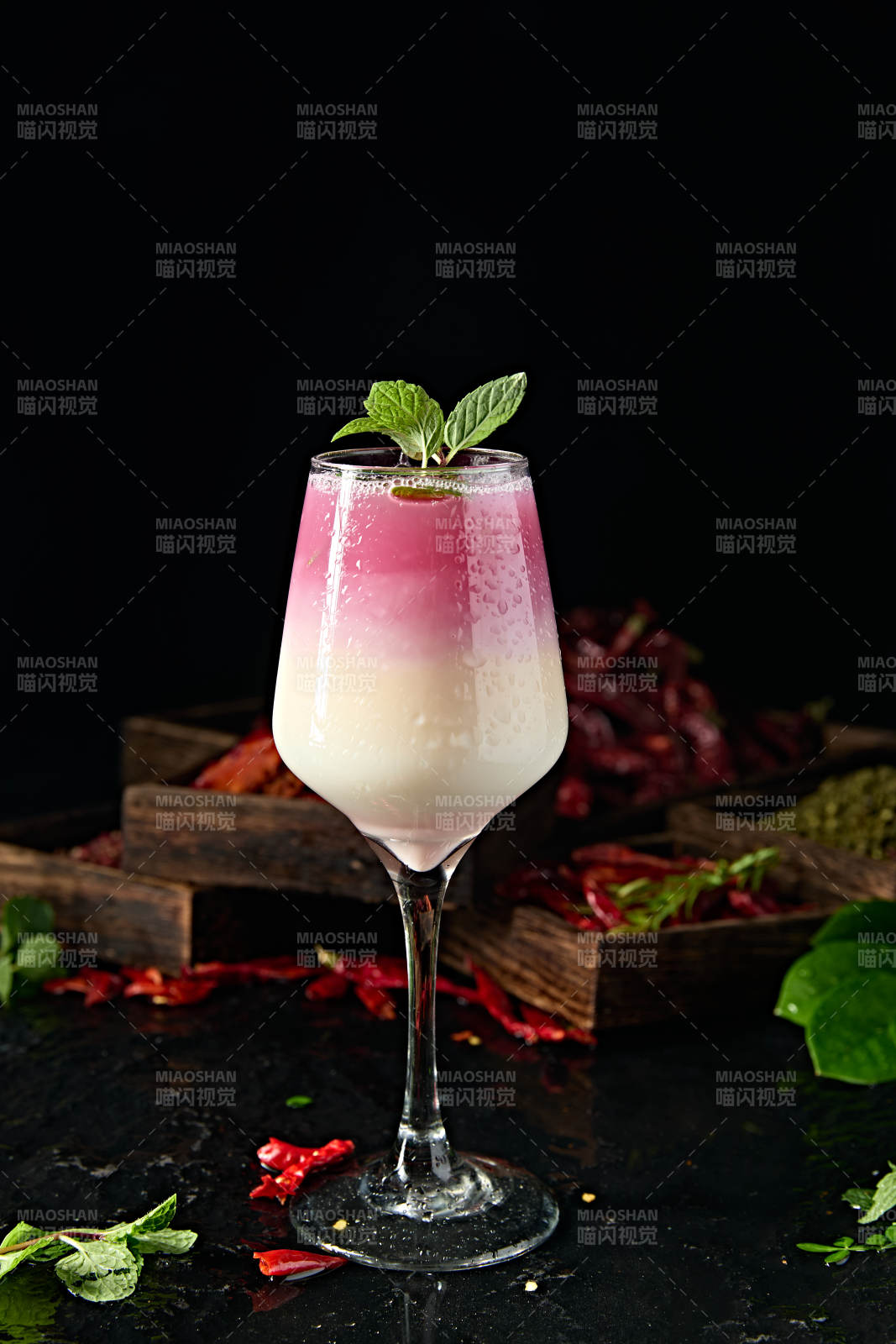 桃子味牛奶百加得调制的粉色回忆鸡尾酒图片