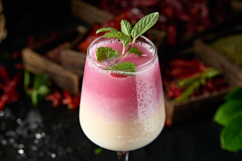 桃子味牛奶百加得调制的粉色回忆鸡尾酒图片