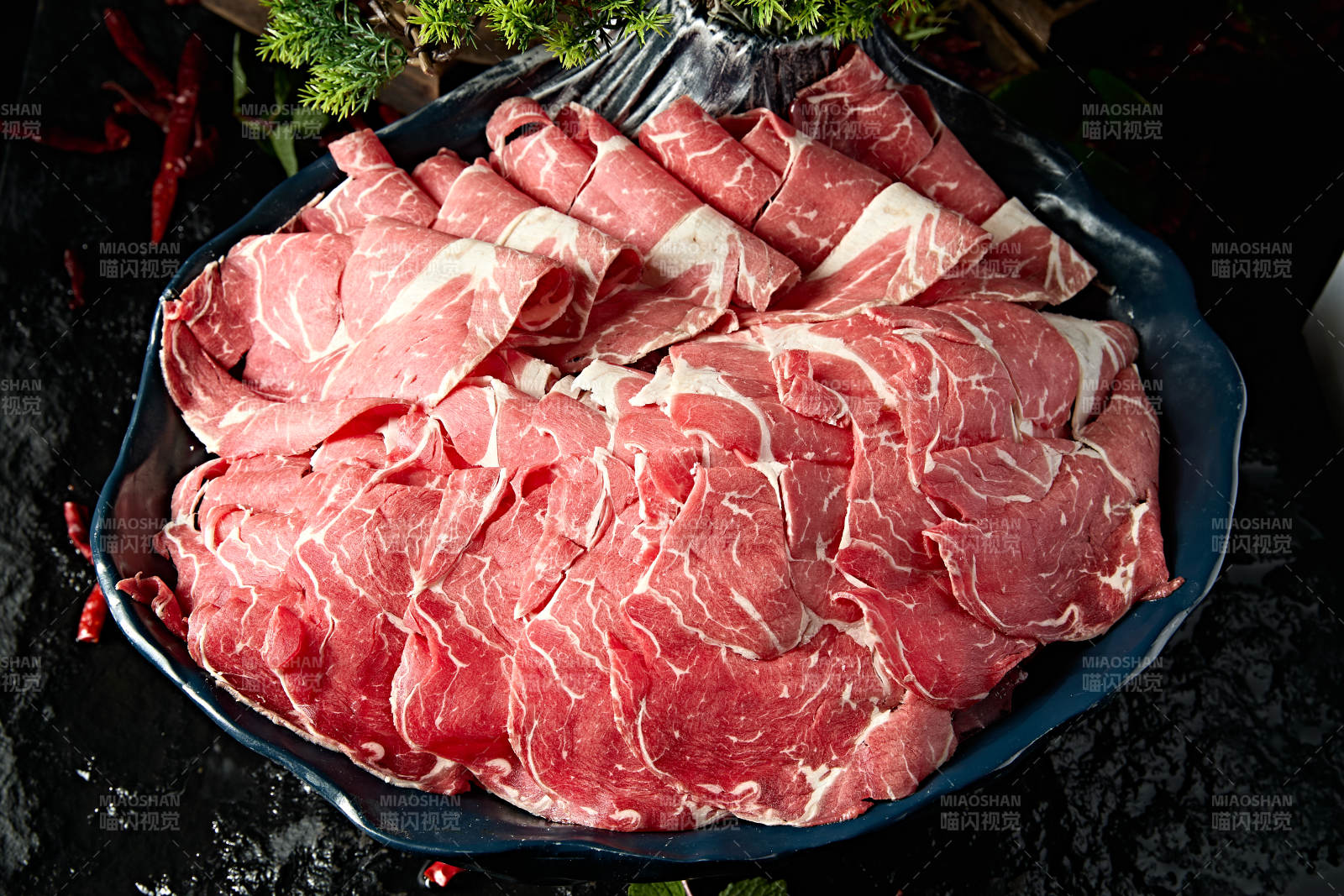 火锅涮品和牛肉卷切片图片