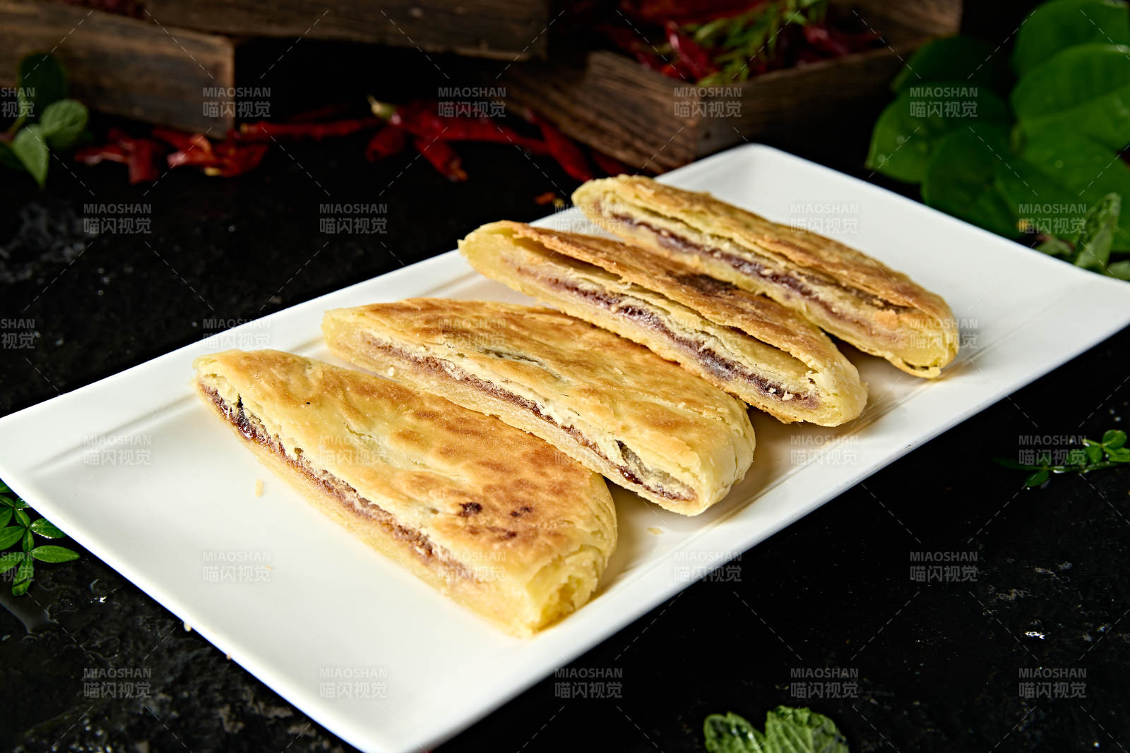 白色瓷盘装美味糖酥饼图片