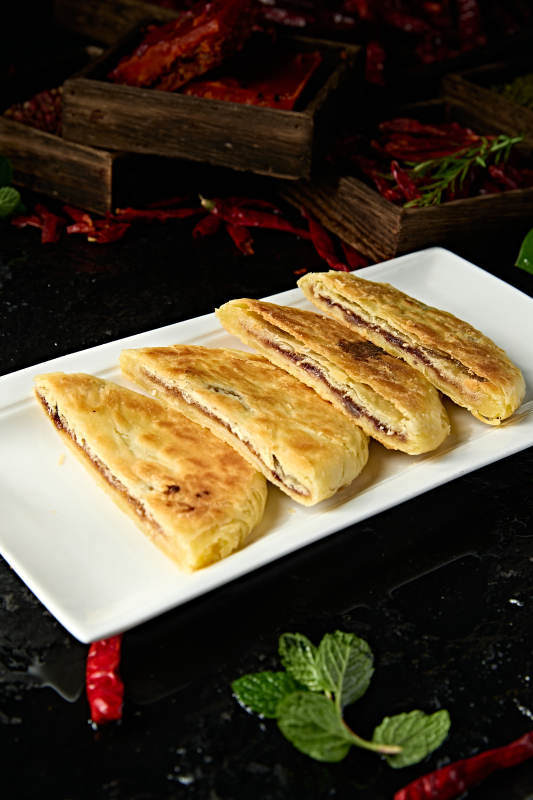 白色瓷盘装美味糖酥饼图片