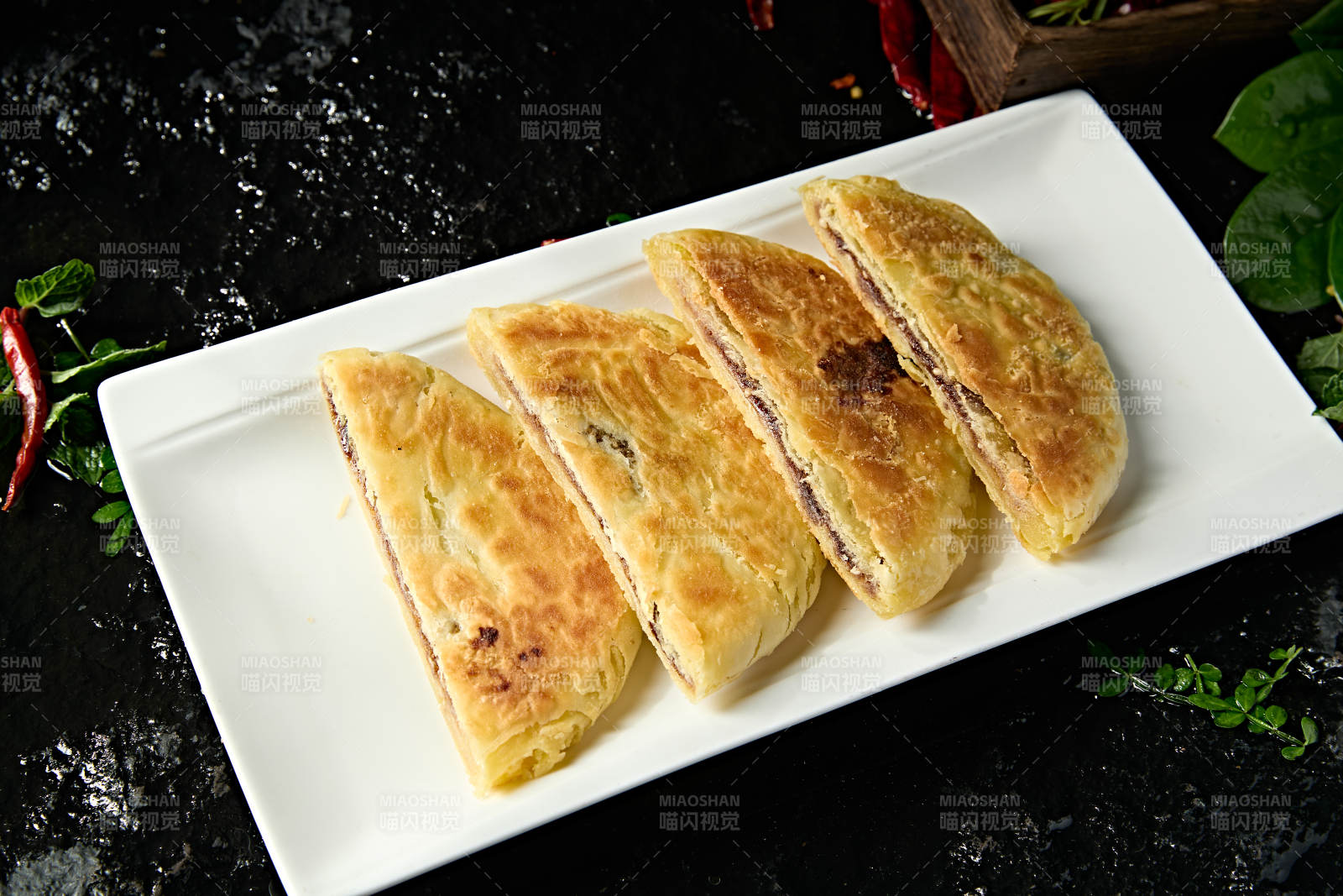 白色瓷盘装美味糖酥饼图片