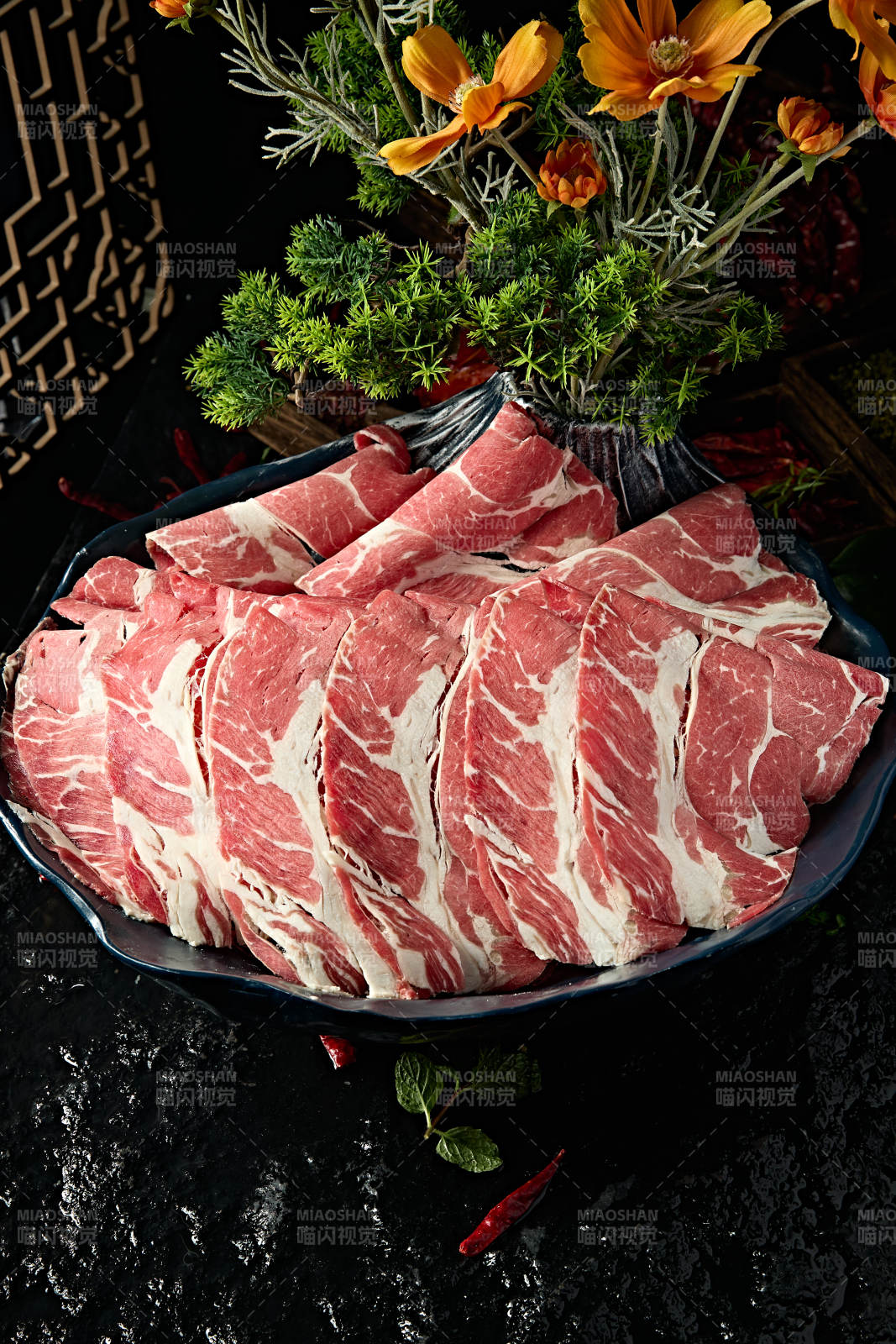 火锅涮品和牛肉卷切片图片