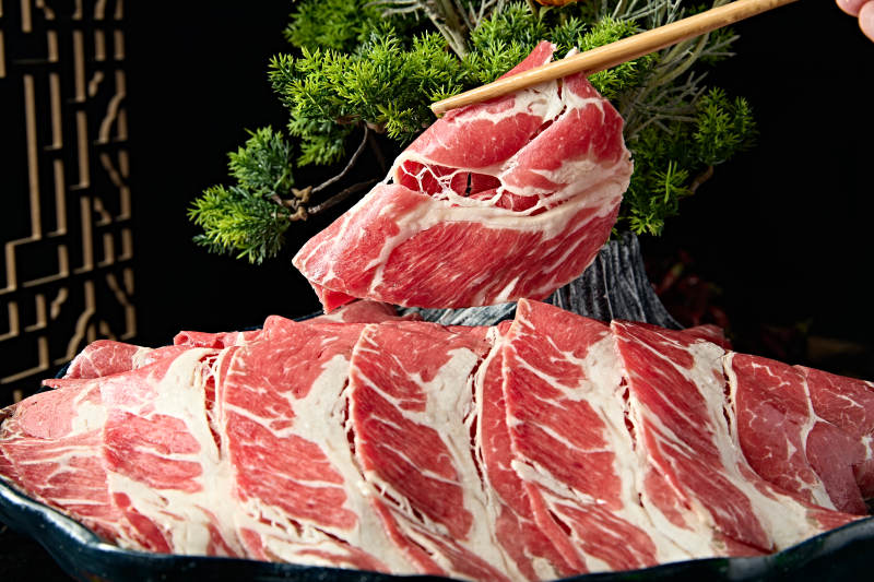 火锅涮品和牛肉卷切片图片