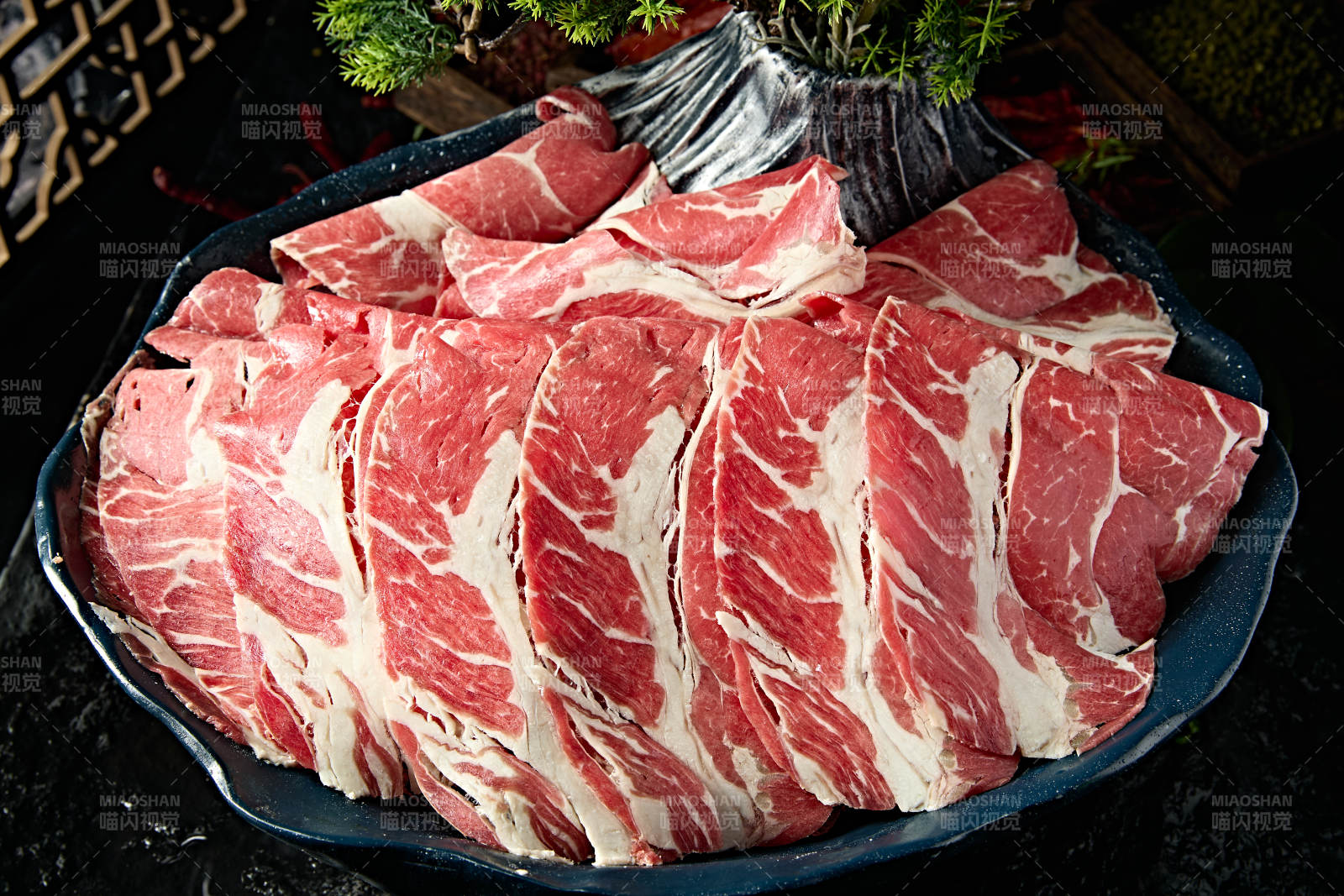 火锅涮品和牛肉卷切片图片