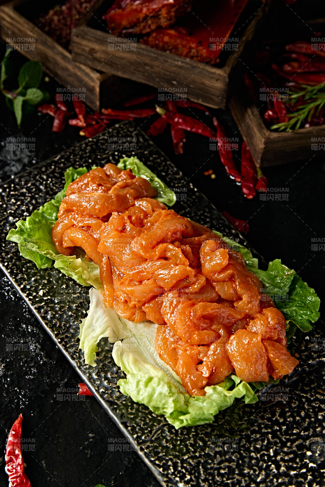 火锅涮品腌制麻辣鲜鸡肉图片
