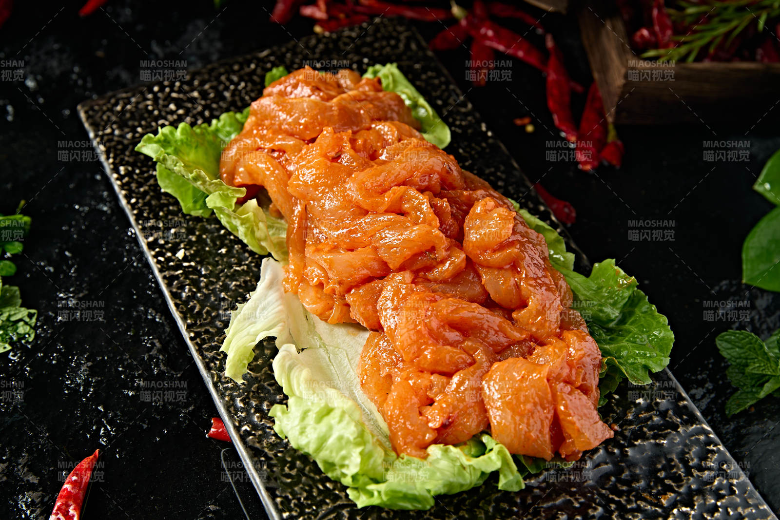 火锅涮品腌制麻辣鲜鸡肉图片