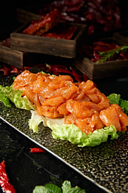 火锅涮品腌制麻辣鲜鸡肉图片