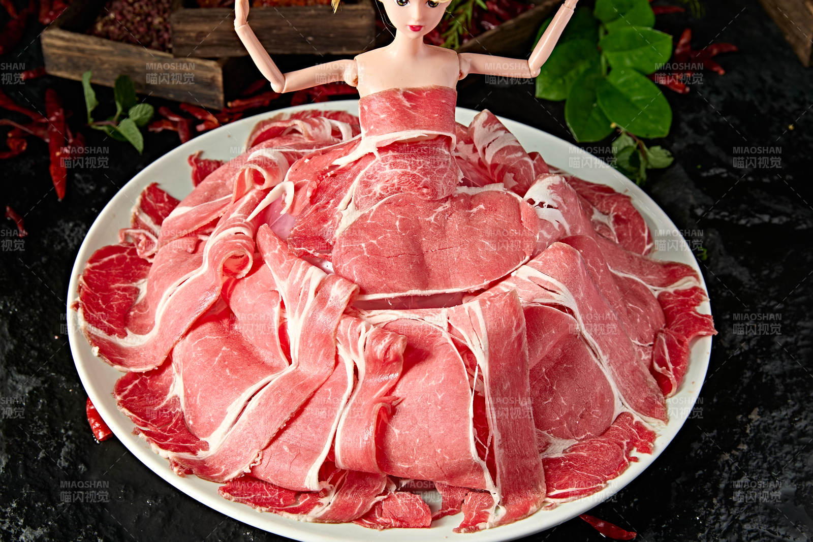 火锅涮品和牛肉卷切片图片