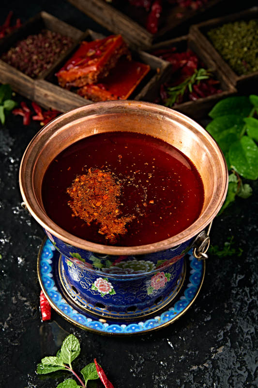 小火锅汤底麻辣牛油锅图片