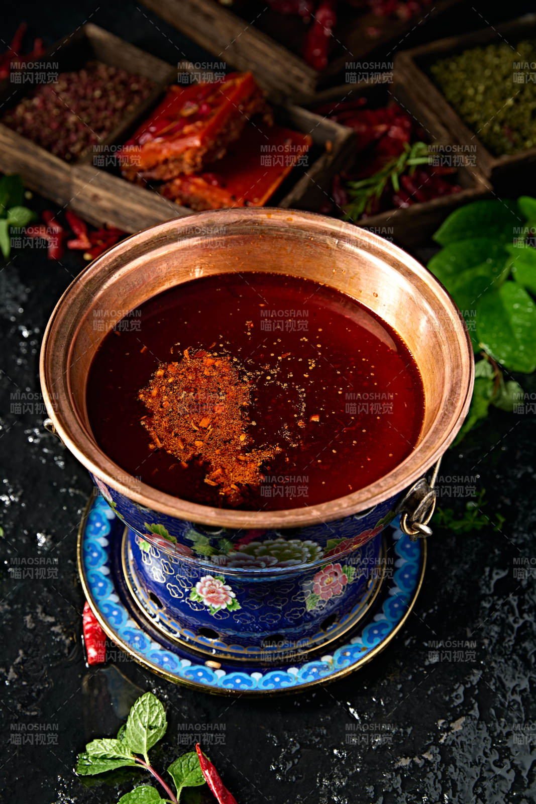 小火锅汤底麻辣牛油锅图片