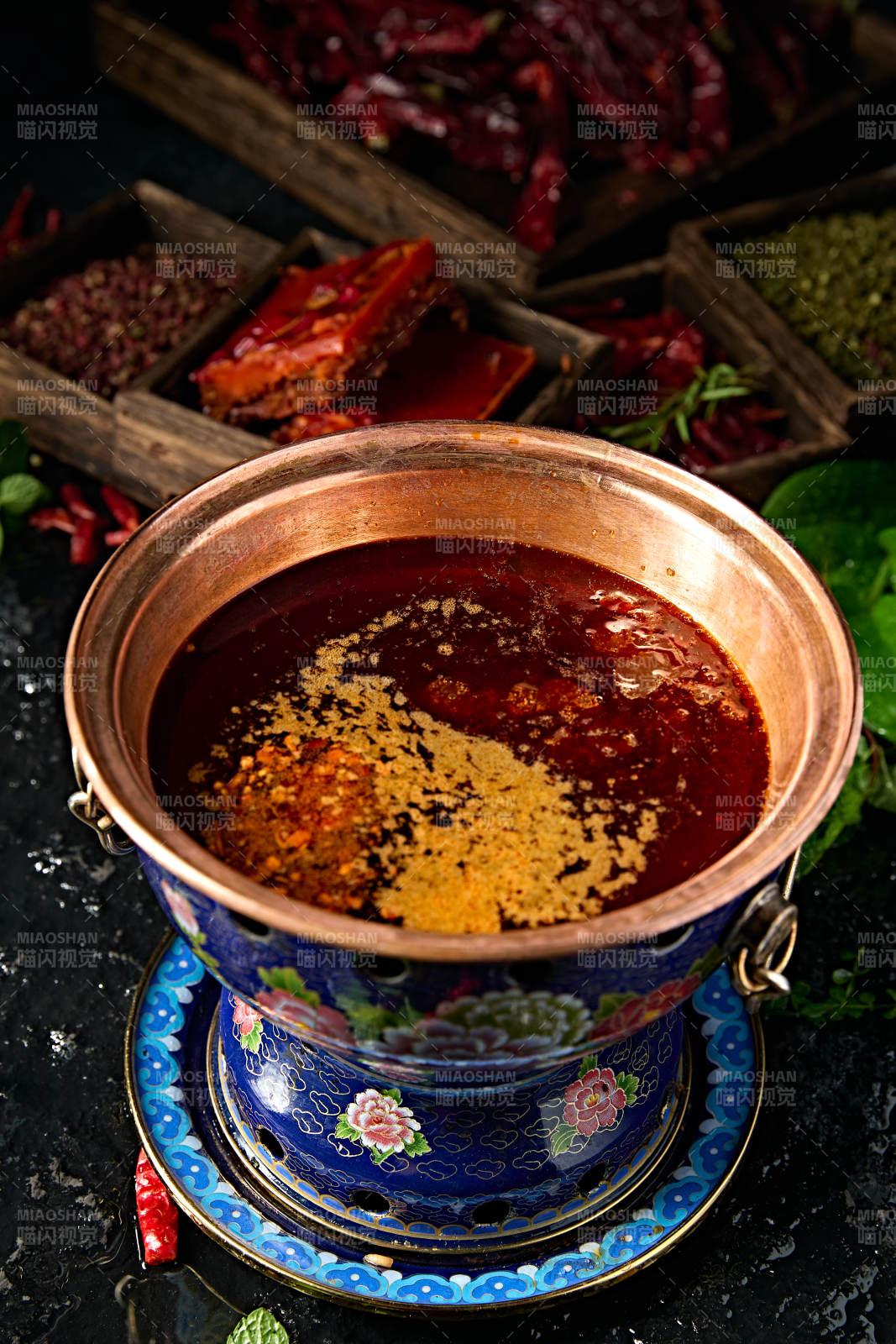 小火锅汤底麻辣牛油锅图片