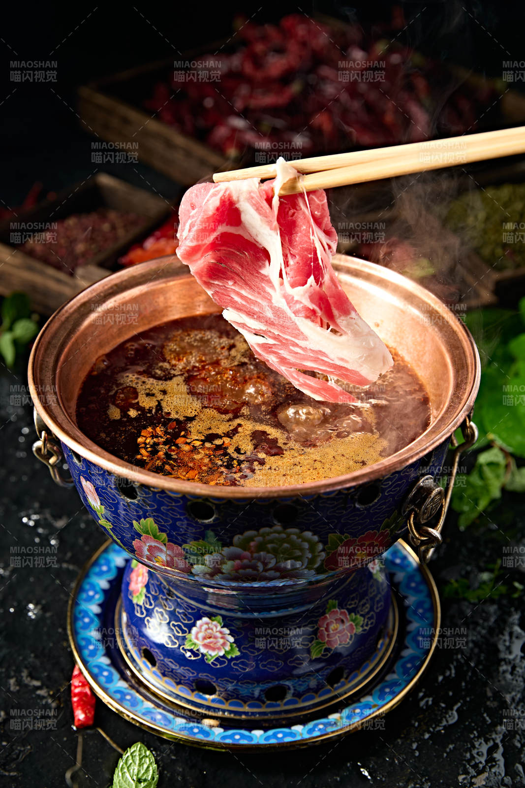 小火锅汤底麻辣牛油锅图片