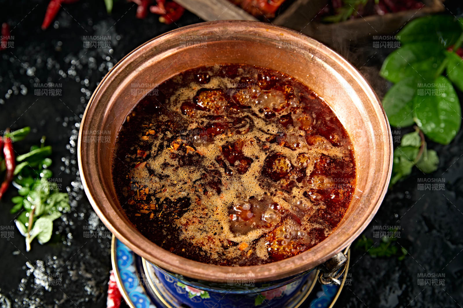 小火锅汤底麻辣牛油锅图片
