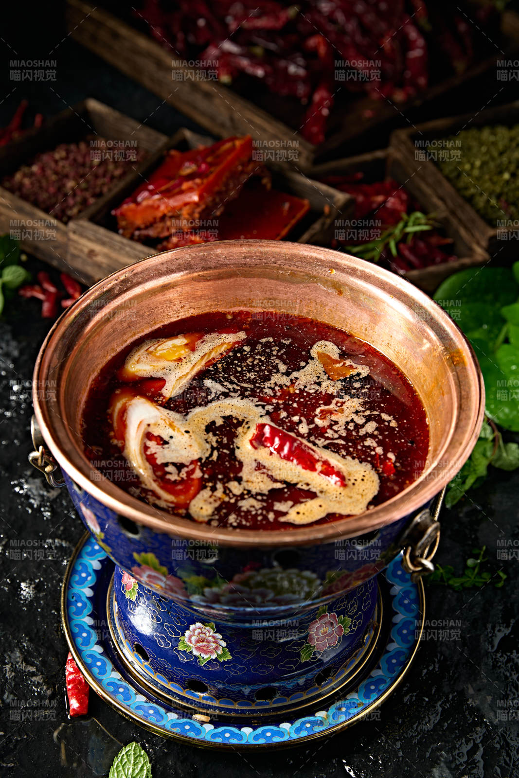 景泰蓝小火锅汤底爆辣牛油锅底图片