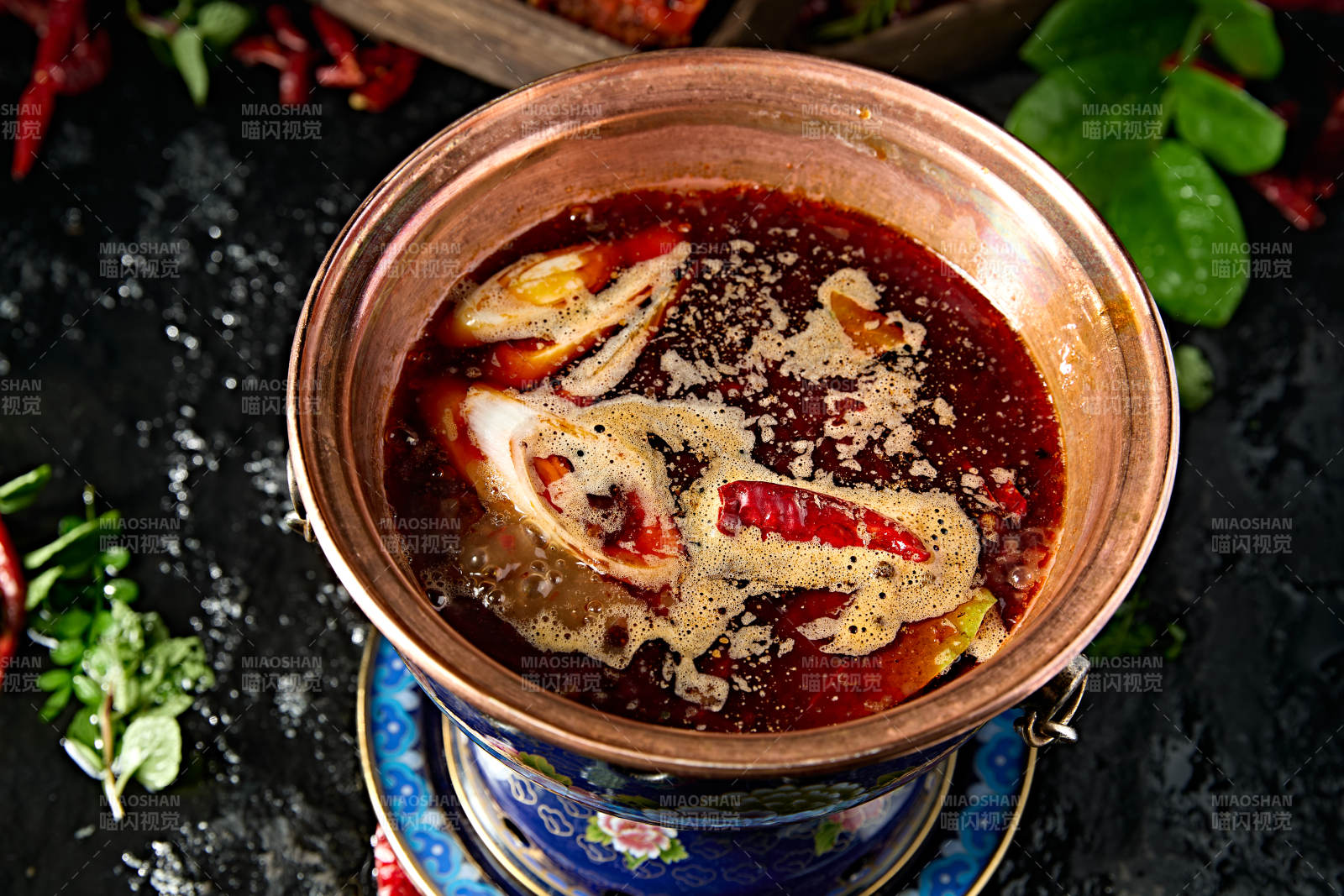 景泰蓝小火锅汤底爆辣牛油锅底图片