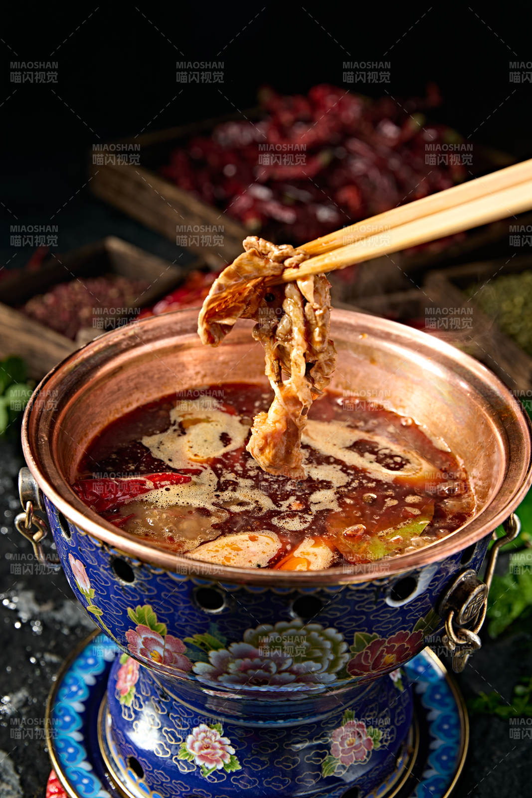 景泰蓝小火锅汤底爆辣牛油锅底图片
