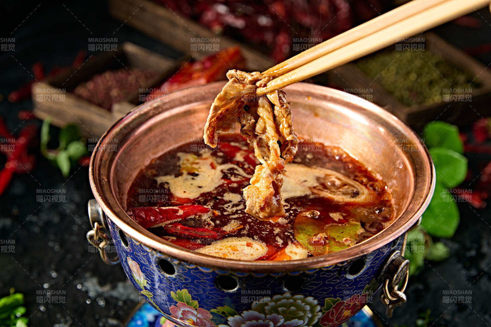 景泰蓝小火锅汤底爆辣牛油锅底图片