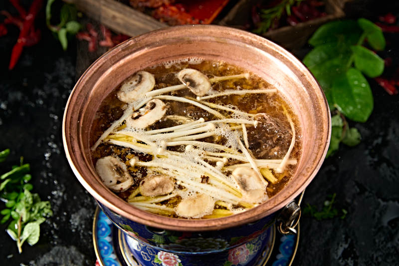 景泰蓝小火锅山珍菌汤锅底图片