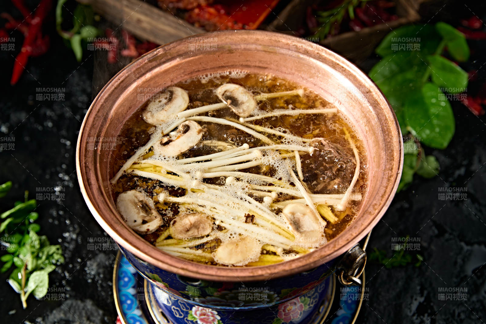 景泰蓝小火锅山珍菌汤锅底图片