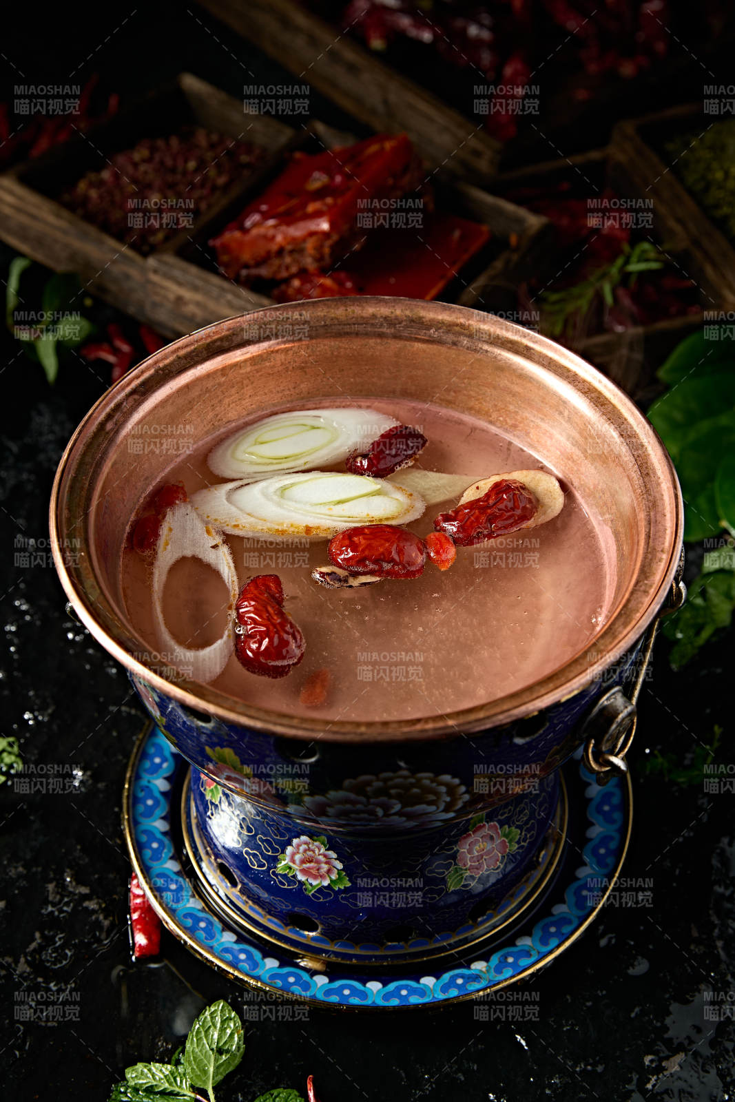 迷你小火锅清汤高汤锅底图片