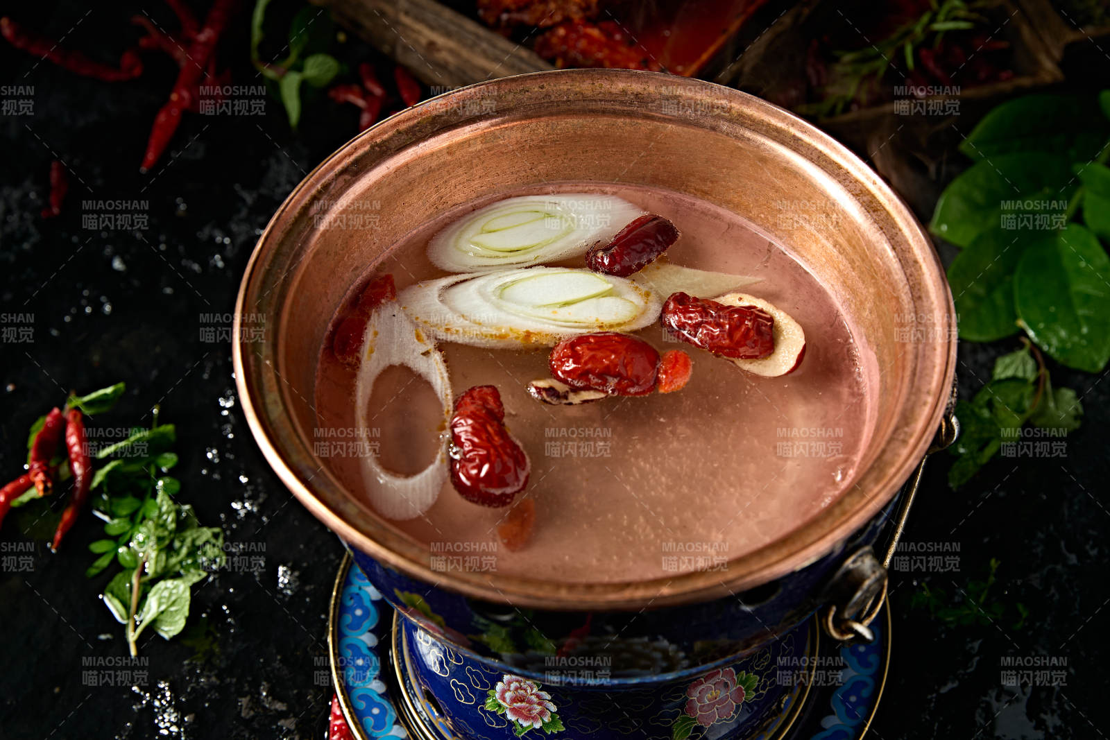 迷你小火锅清汤高汤锅底图片