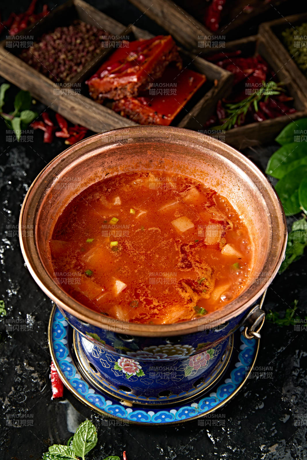 小火锅装的番茄锅底图片