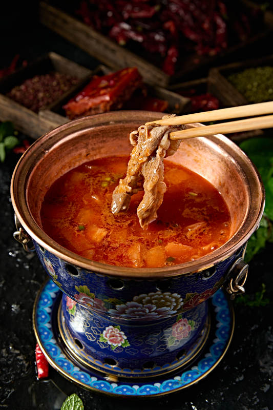 小火锅装的番茄锅底图片