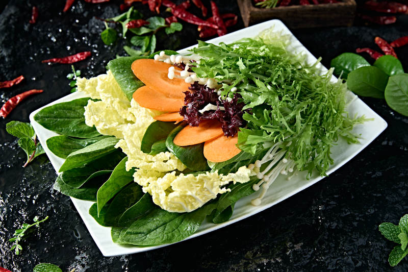 新鲜的火锅食材蔬菜拼盘图片