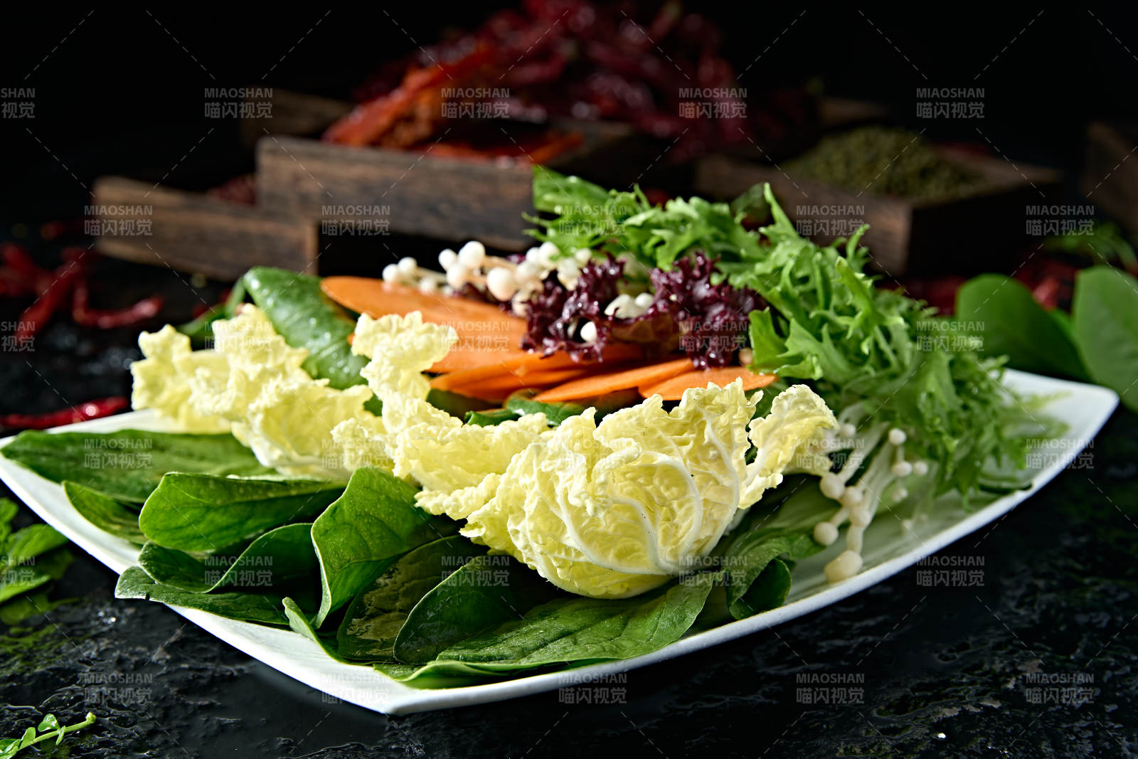 新鲜的火锅食材蔬菜拼盘图片