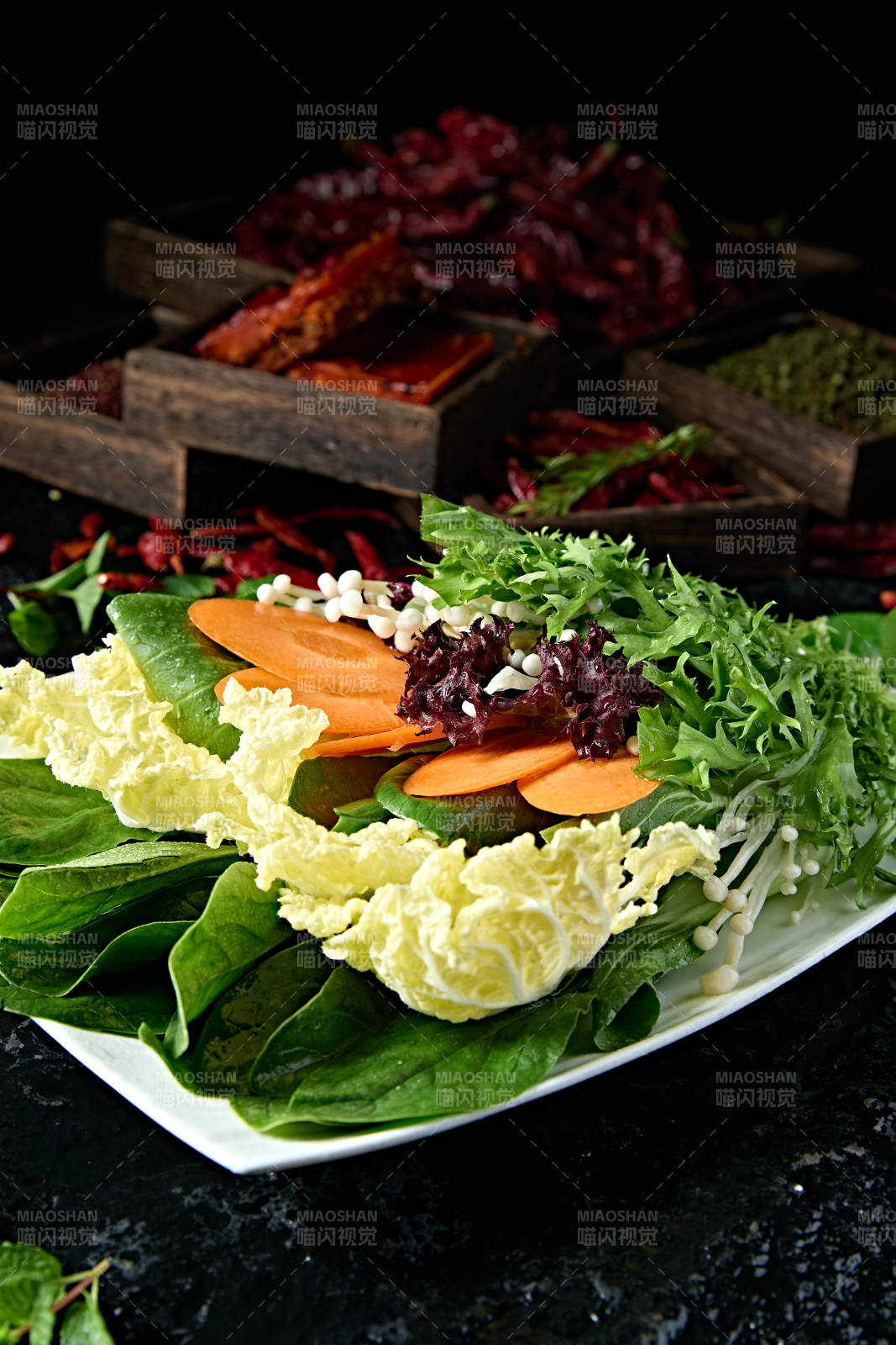 新鲜的火锅食材蔬菜拼盘图片