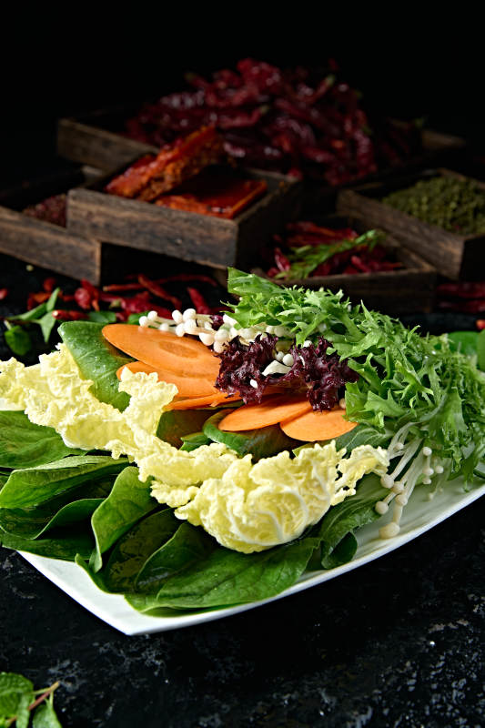 新鲜的火锅食材蔬菜拼盘图片