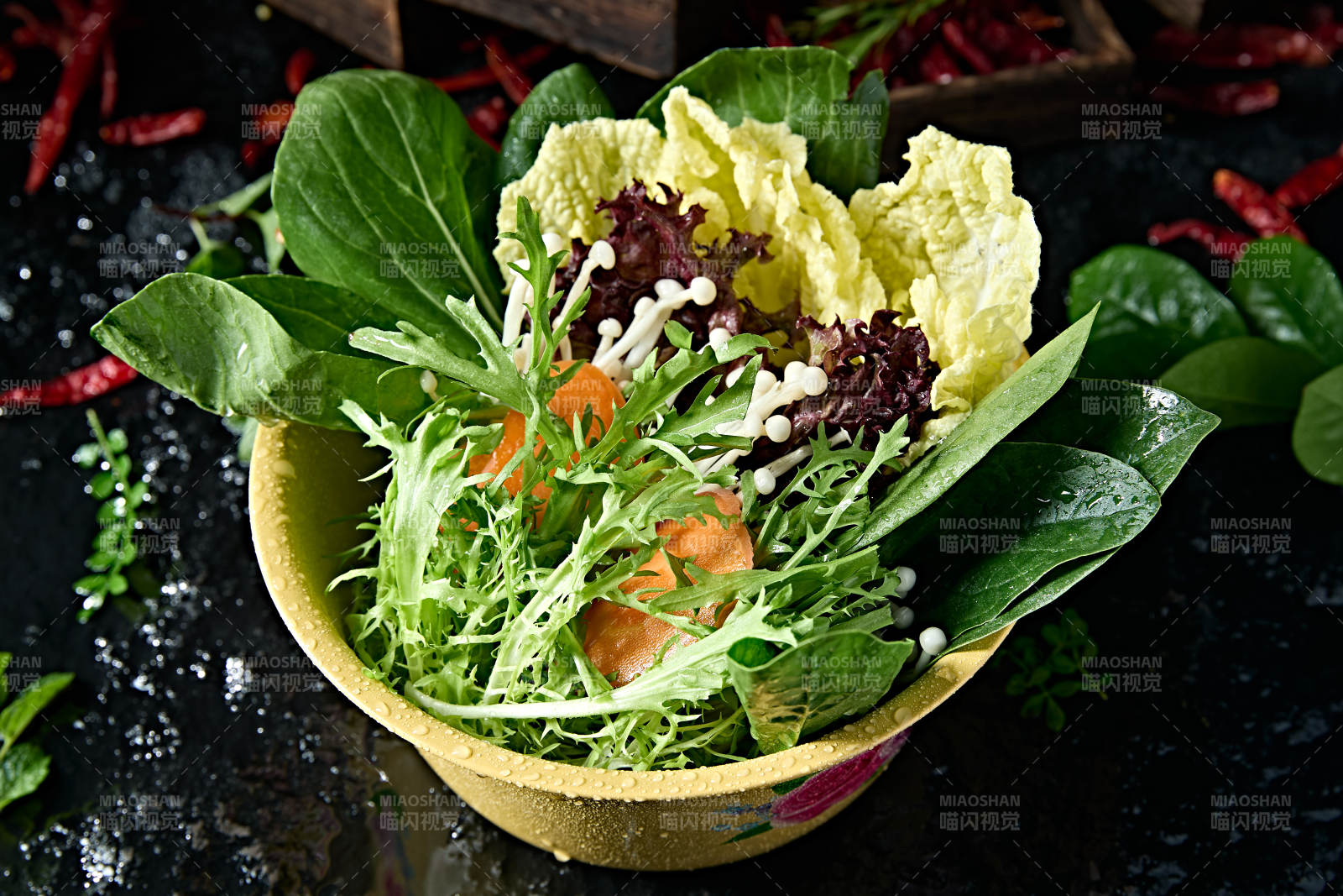 新鲜的火锅食材蔬菜拼盘图片