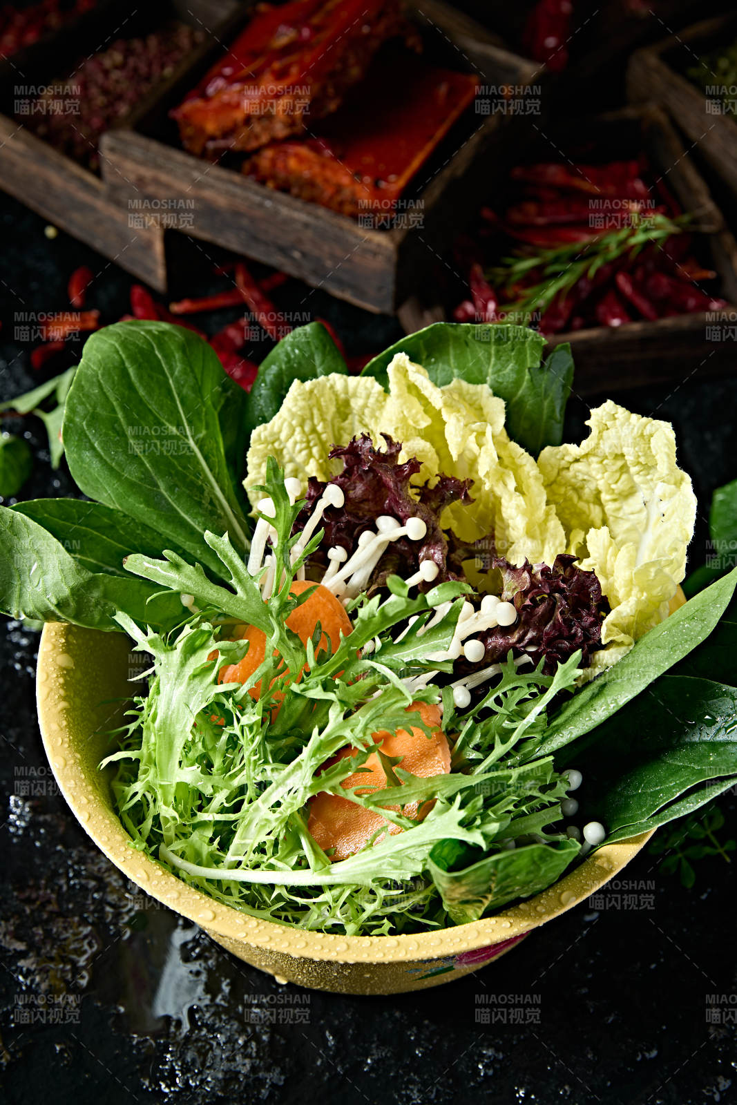 新鲜的火锅食材蔬菜拼盘图片