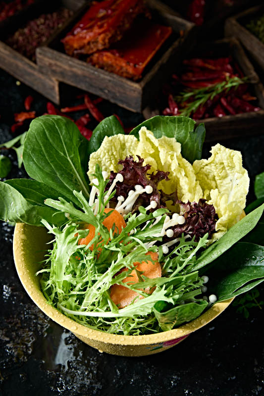 新鲜的火锅食材蔬菜拼盘图片