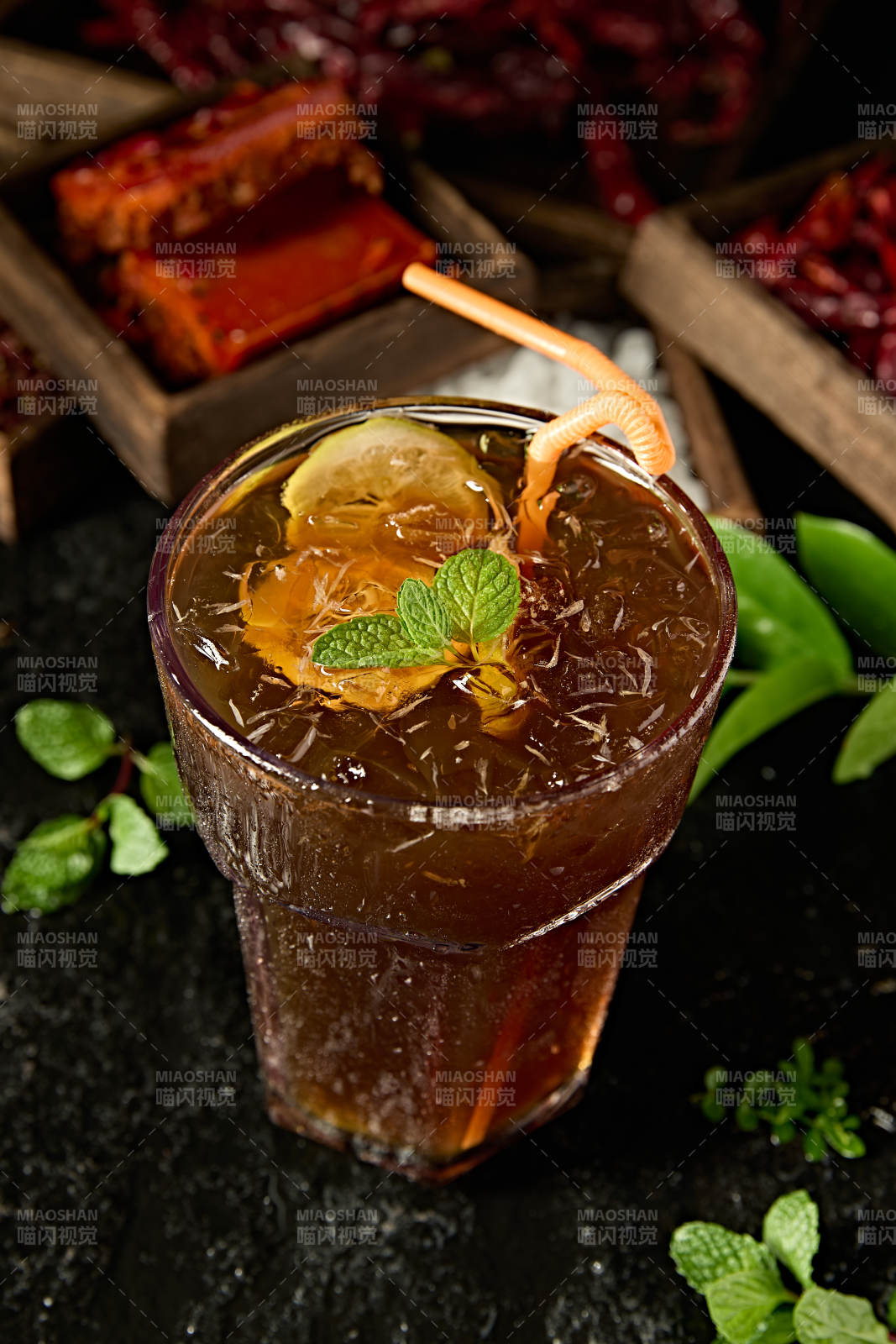 夏季清凉饮料柠檬冰红茶图片