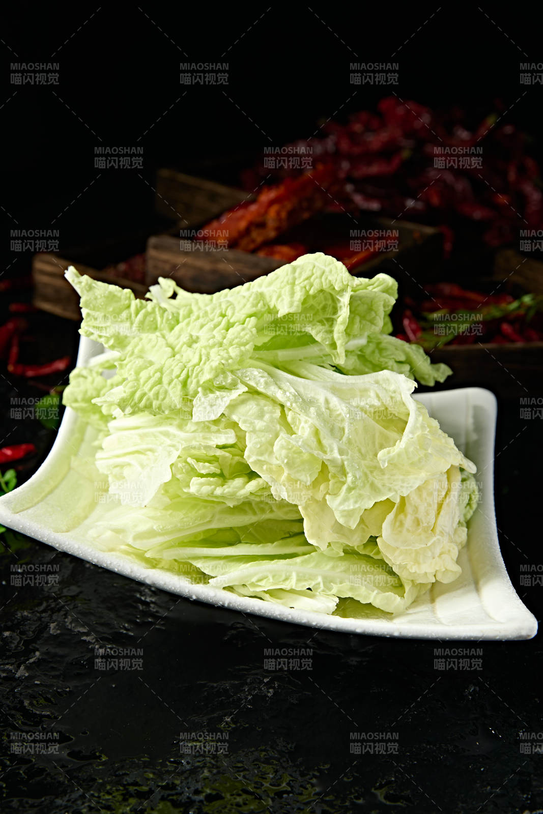 火锅食材一盘新鲜的圆生菜图片