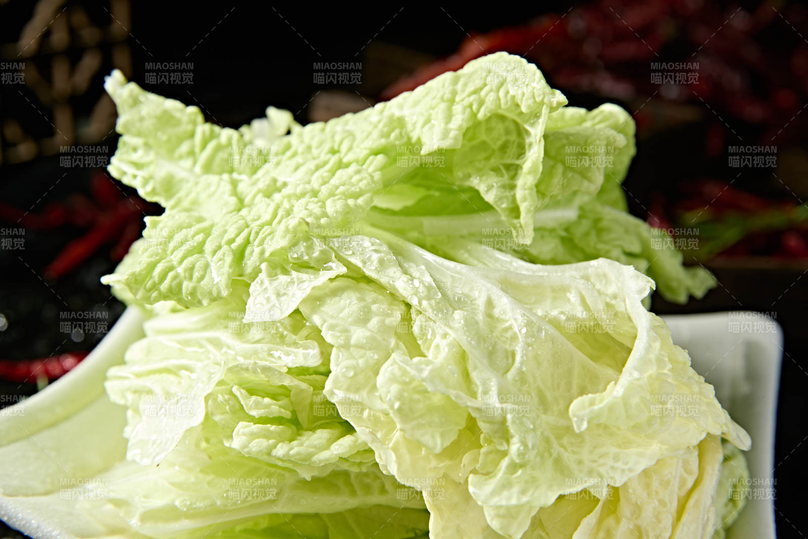 火锅食材一盘新鲜的圆生菜图片